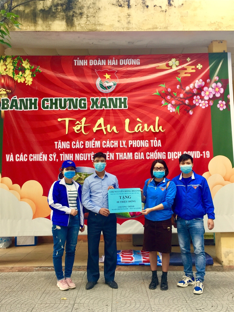 Cô Nguyễn Hồng Doanh- GVTPT đội thay mặt chương trình trao số tiền 8.000.000 cho chương trình Bánh chưng xanh- Tết an lành