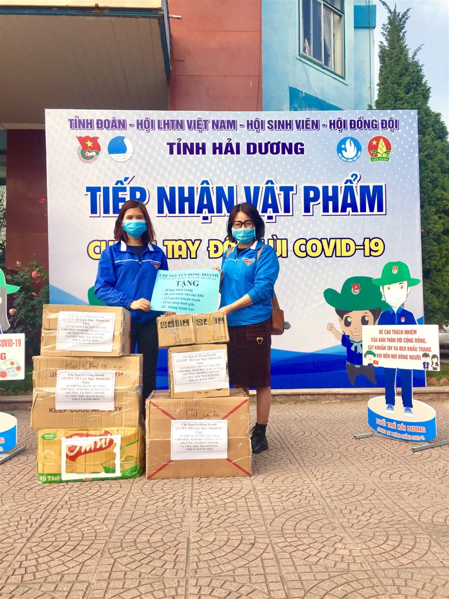 Cô Nguyễn Hồng Doanh- GVTPT trao vật phẩm gửi tặng các em trường Tiểu học  Hiến Thành- thị xã Kinh Môn bị cách ly tập trung