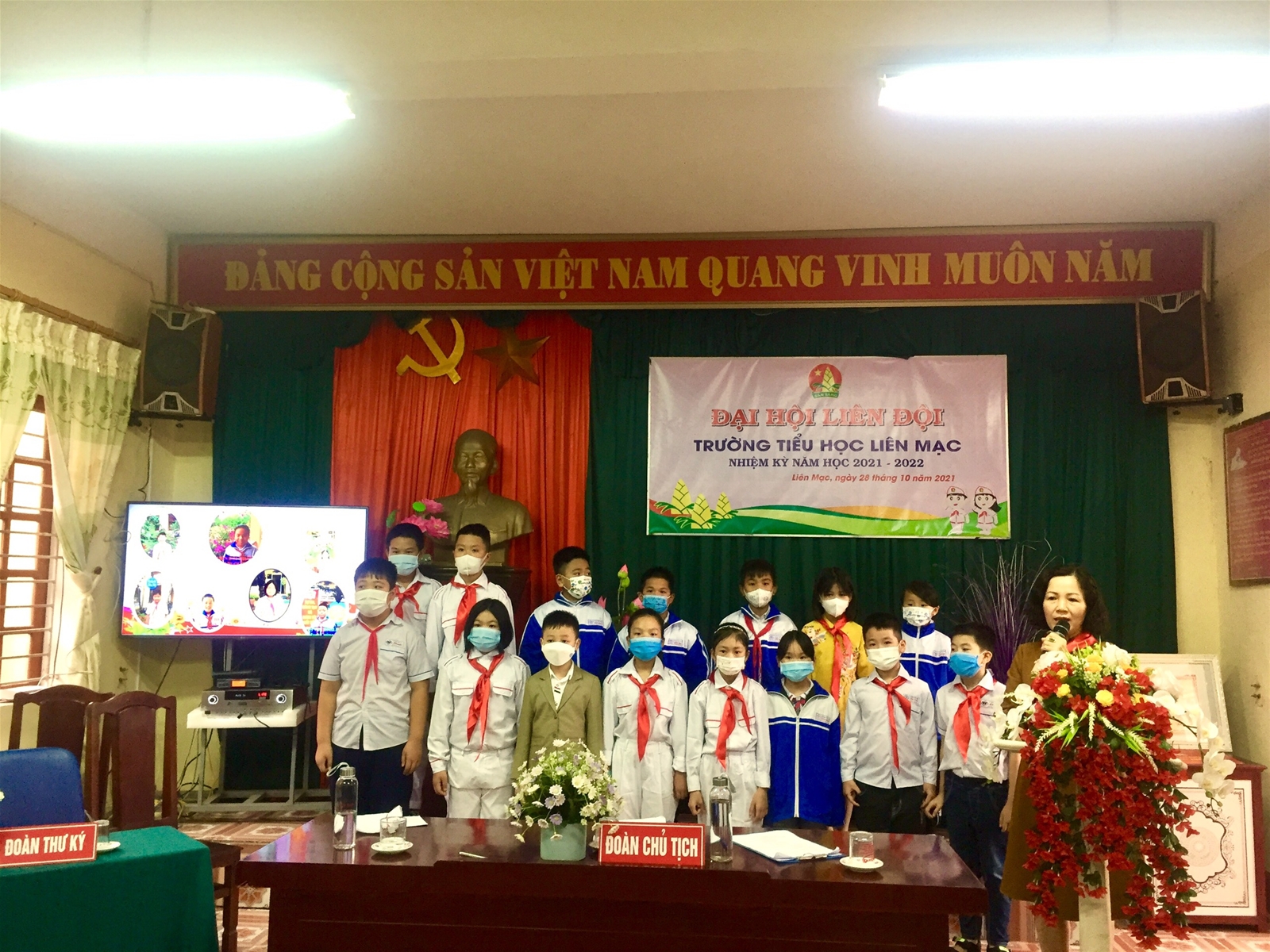 Cô Nguyễn Thị Phương-BTCB-HT nhà trường phát biểu giao nhiệm vụ cho BCHLĐ  mới